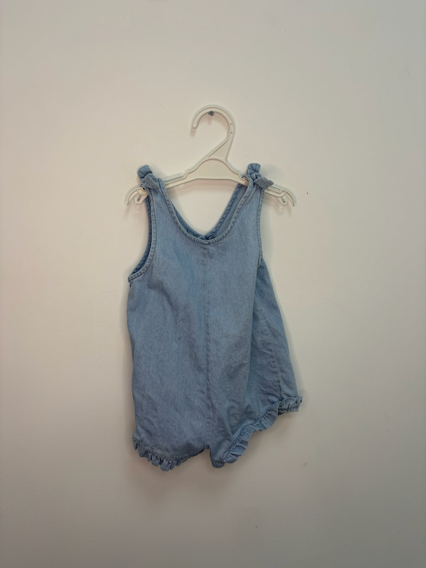Petite barboteuse en jean